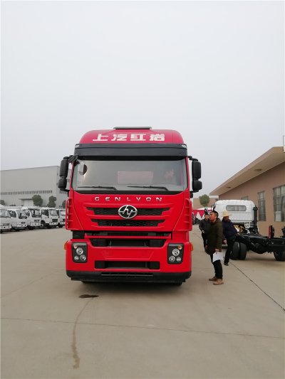 上汽紅巖29.7方前四后八鋁合金運油車，20噸運油車